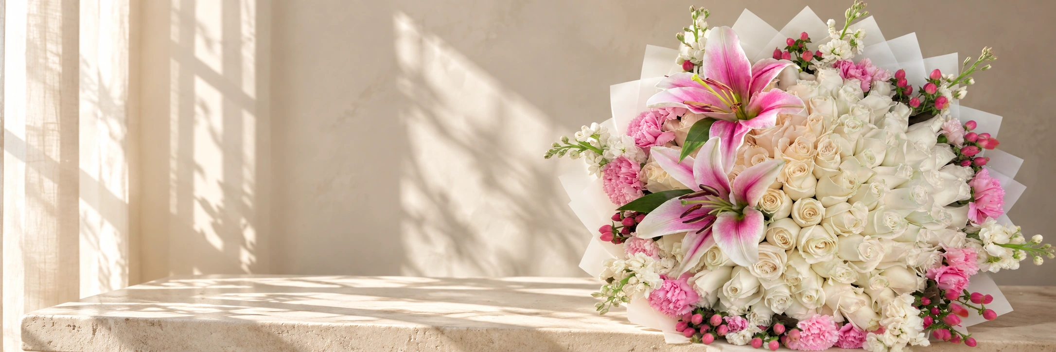 Nuestro ramo de rosas blancas y lirios rosados